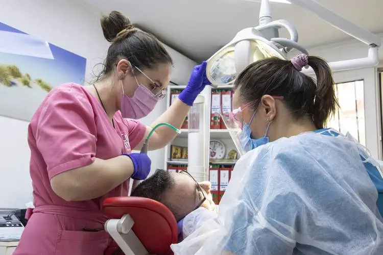 Prevenirea complicațiilor după implantul dentar 10 Cris Smile Studio implant dentar sector 4 sector 5 Bucuresti 38