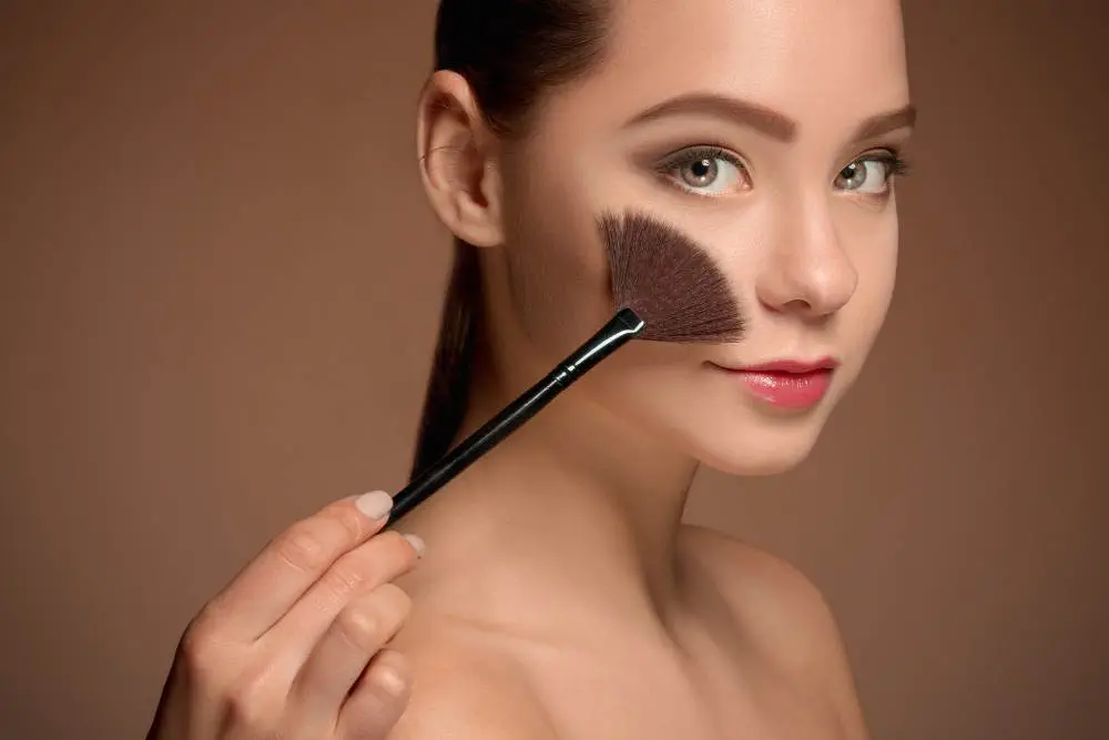 Găsește fondul de ten potrivit: sfaturi pentru fiecare tip de piele 7 beauty girl with makeup brush perfect skin applying makeup