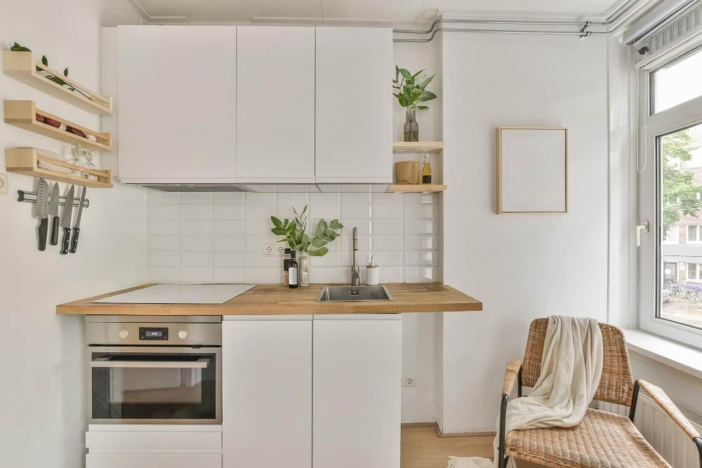Optimizează-ți spațiul: soluții de depozitare pentru bucătăria ta 1 beautiful renovated furnished kitchen interior design