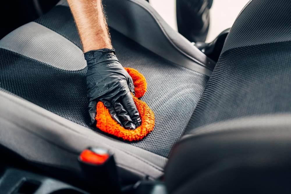 Importanța curățării tapițeriei auto și cum să o faci corect 1 hemical cleaning car seats with spoonge
