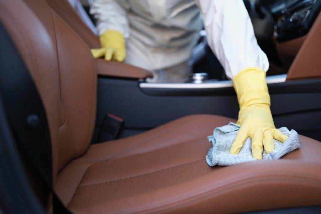 Importanța curățării tapițeriei auto și cum să o faci corect 2 man polishing luxury leather interior car
