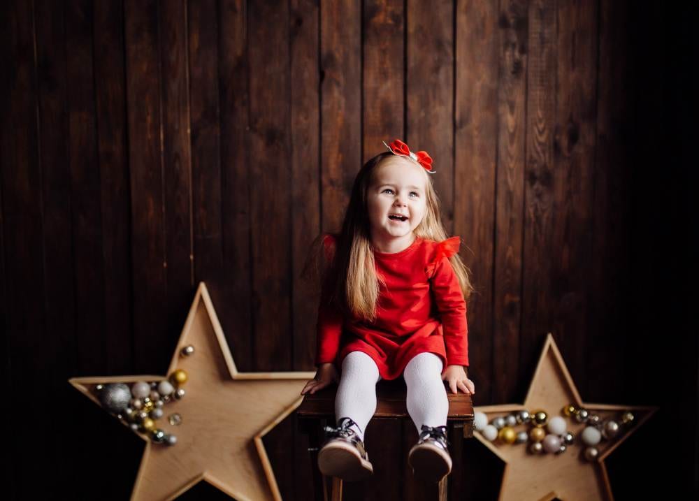 Capturarea magiei sărbătorilor: Beneficiile alegerii unei ședințe foto profesionale de Crăciun 1 little girl studio